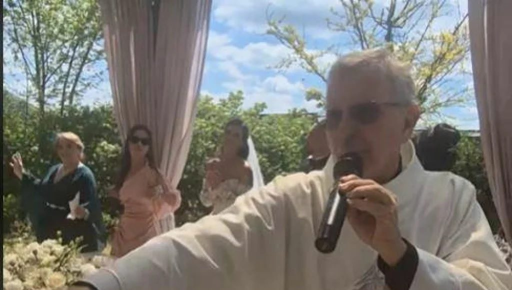 Svećenik napravio show na vjenčanju, zapjevao hit i poveo ples