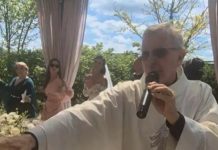 Svećenik napravio show na vjenčanju, zapjevao hit i poveo ples