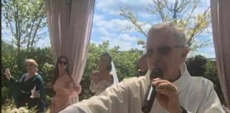 Svećenik napravio show na vjenčanju, zapjevao hit i poveo ples