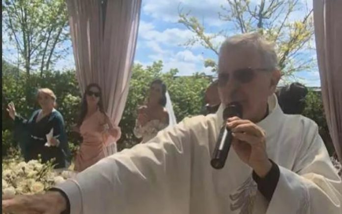 Svećenik napravio show na vjenčanju, zapjevao hit i poveo ples