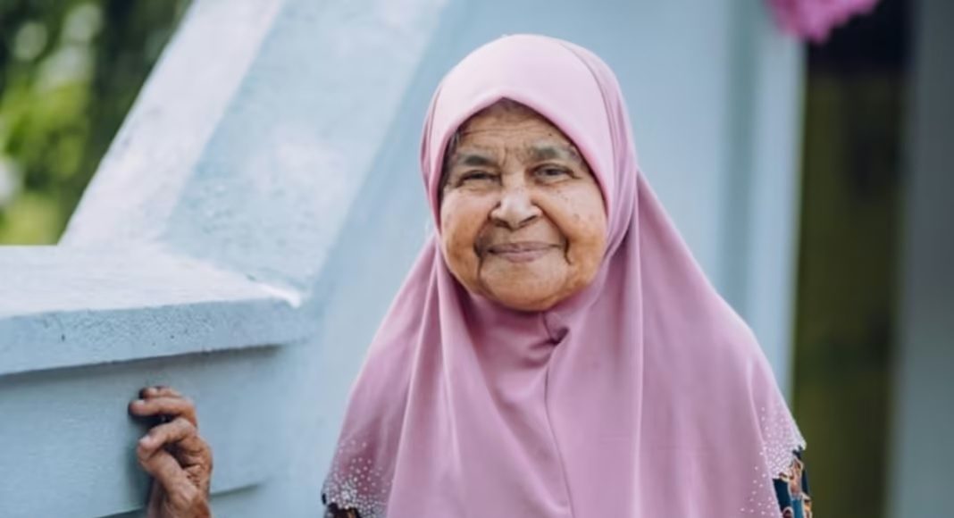 92-godišnja kršćanka evangelizira muslimane u Iranu na zanimljiv način