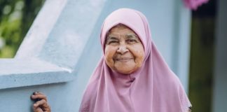92-godišnja kršćanka evangelizira muslimane u Iranu na zanimljiv način