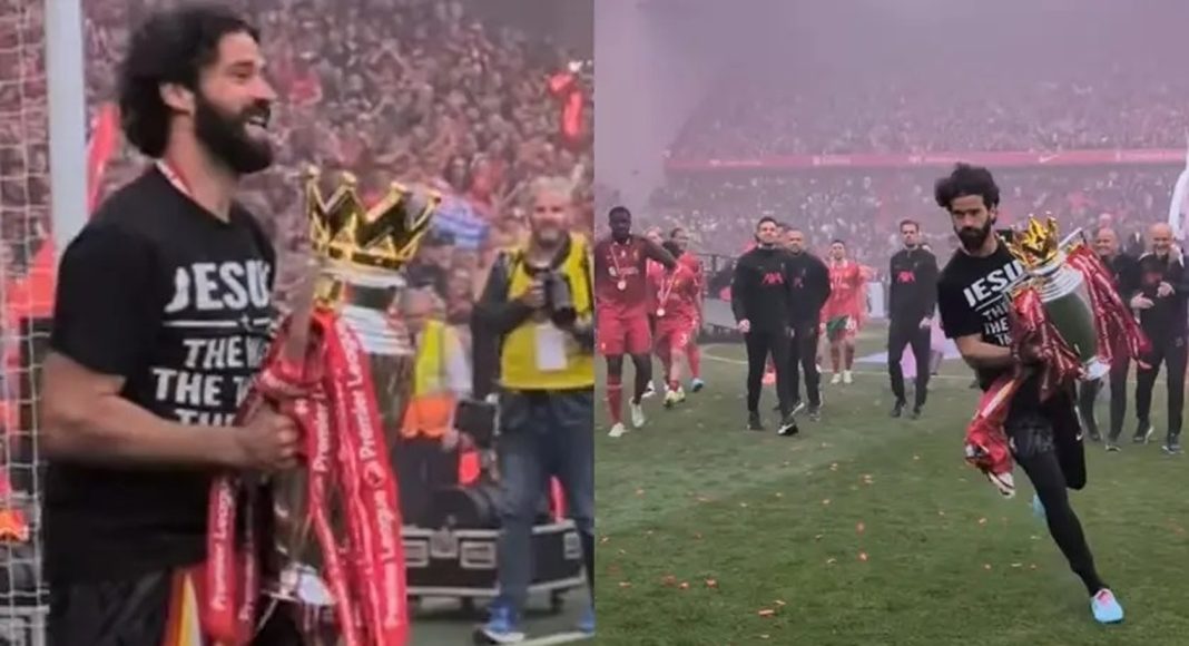 Nogometaš Liverpoola podigao trofej Premier lige u majici s natpisom 