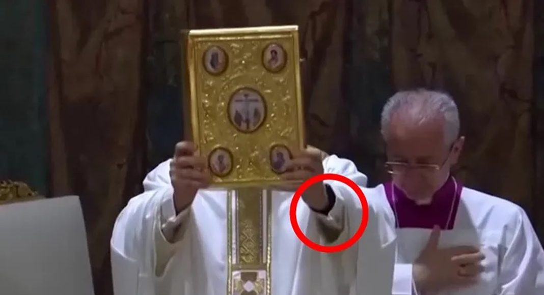 Novi papa je podigao ruku, a ispod rukava je provirio detalj koji nitko nije očekivao