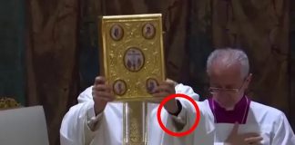 Novi papa je podigao ruku, a ispod rukava je provirio detalj koji nitko nije očekivao