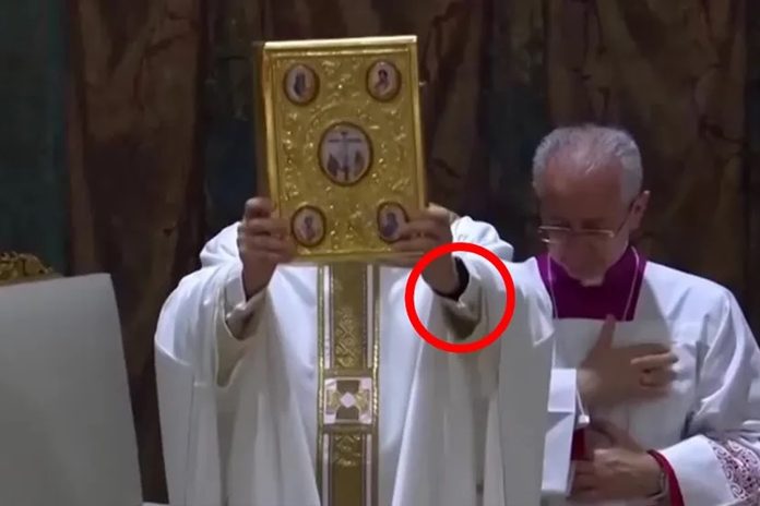 Novi papa je podigao ruku, a ispod rukava je provirio detalj koji nitko nije očekivao