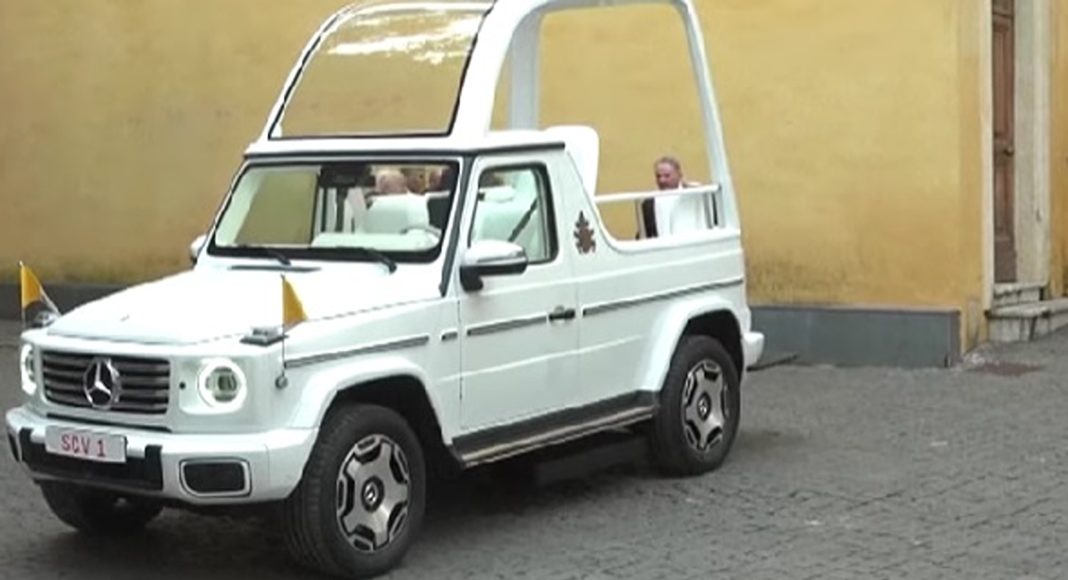 Papa Franjo poklonio je papamobil djeci u Gazi
