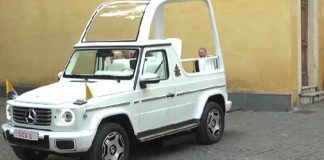 Papa Franjo poklonio je papamobil djeci u Gazi
