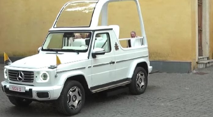 Papa Franjo poklonio je papamobil djeci u Gazi