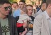Mladić iz Užica na maturu došao s bebom u naručju i svima istopio srca