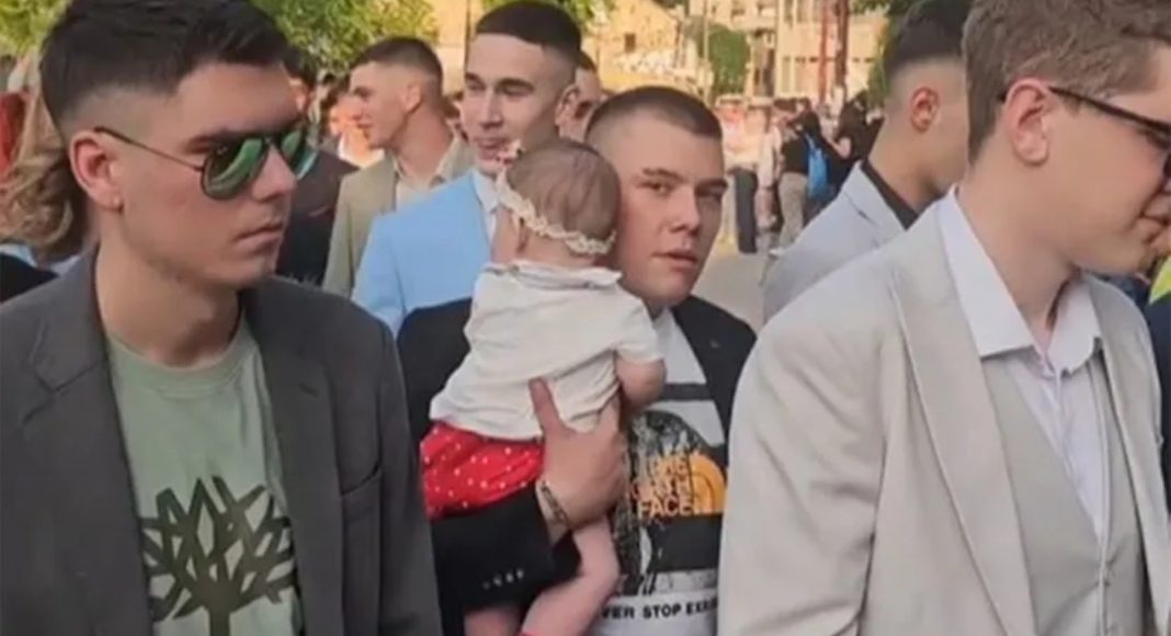 Mladić iz Užica na maturu došao s bebom u naručju i svima istopio srca