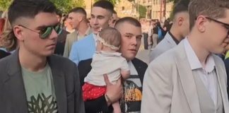 Mladić iz Užica na maturu došao s bebom u naručju i svima istopio srca