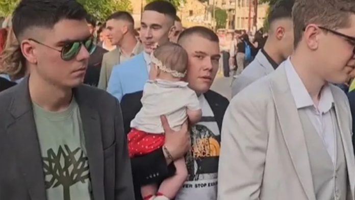 Mladić iz Užica na maturu došao s bebom u naručju i svima istopio srca