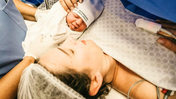 Neutješna majka pokopala je kćer i unuku