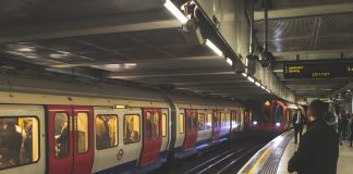 Trojica mladića napadnuta nožem u blizini džamije u Londonu