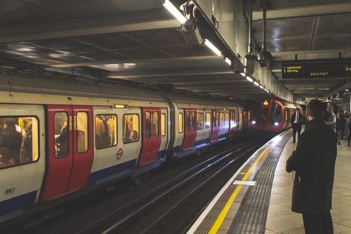 Trojica mladića napadnuta nožem u blizini džamije u Londonu