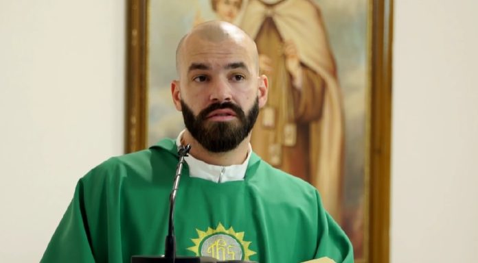 Don Mirko komentirao žensko odijevanje