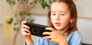 Djevojčica (8) je igrala igricu na mobitelu
