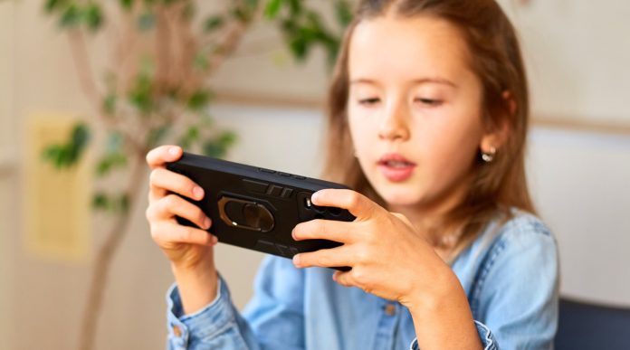 Djevojčica (8) je igrala igricu na mobitelu