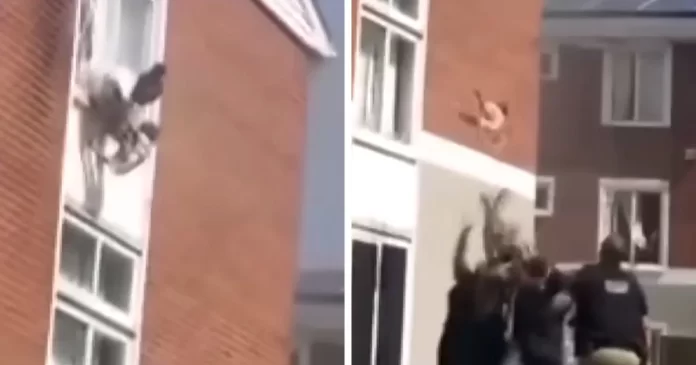 Mama bacila bebu kroz prozor