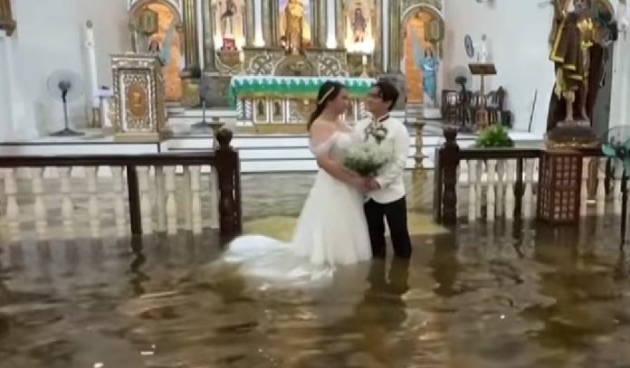 Par na Filipinima vjenčao se u crkvi poplavljenoj do koljena