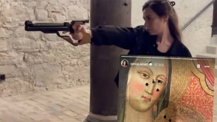 Političarka pucala u sliku Marije i Isusa, a sada joj prijeti velika kazna