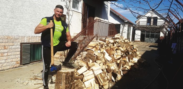 Viktor besplatno cijepa drva: Godinama pomaže susjedima i bolesnoj djeci