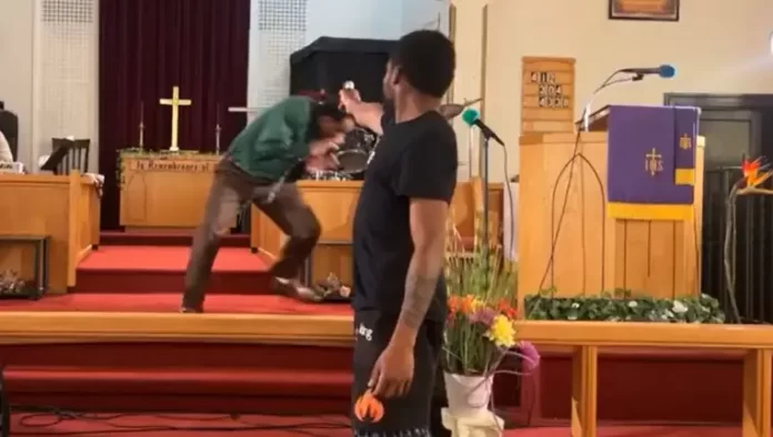 Čovjek uperio pištolj u pastora