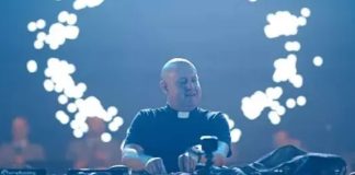 DJ svećenik oduševio na festivalu elektronske glazbe