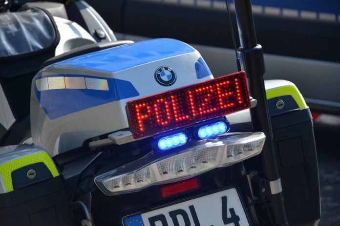 Dječak i djevojka sjeli u BMW