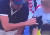Muškarac skida kapu djetetu
