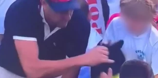 Muškarac skida kapu djetetu