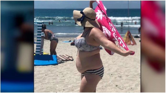 Muškarci rugali ženi na plaži
