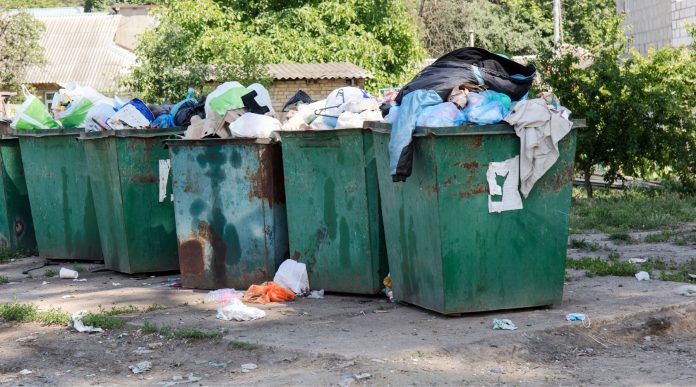 Policija uhitila majka koja je ostavila bebu pored smeća