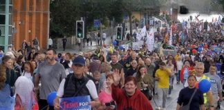 Tisuće vjernika preplavile ulice Belfasta da javno proslave Isusa