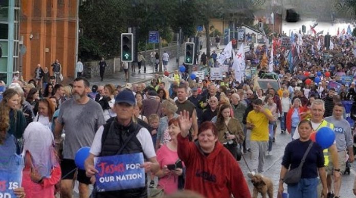 Tisuće vjernika preplavile ulice Belfasta da javno proslave Isusa