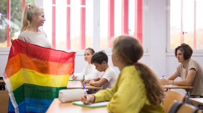 Učitelji u Kanadi ostali bez posla jer ne žele slaviti LGBT ideologiju