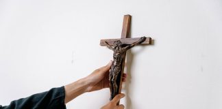 Učiteljici prijeti otkaz zbog raspela