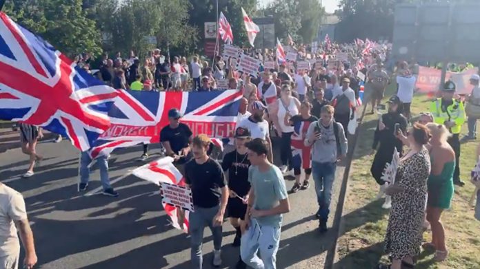 Zabrinuti roditelji u Engleskoj organizirali velike prosvjede protiv ilegalnih imigranata