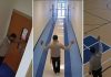 Ravnatelj je raširio ruke i molio za cijelu školu prije početka školske godine