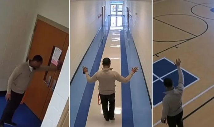 Ravnatelj je raširio ruke i molio za cijelu školu prije početka školske godine