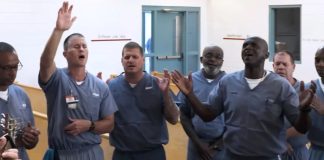 Zatvorenici na odsluženju kazne upoznali Boga: Slave ga pjesmama "Otvori oči mog srca" i "Naš Bog je velik"