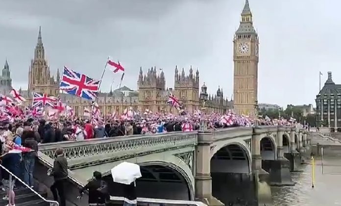 U Londonu preko 100.000 ljudi prosvjedovalo protiv migranata