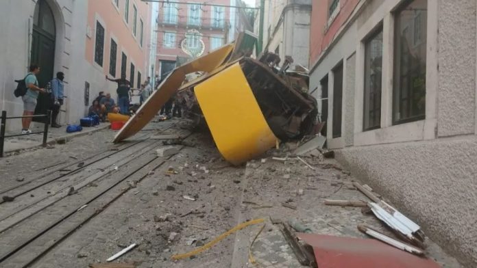U stravičnoj nesreći je poginulo najmanje 15 ljudi