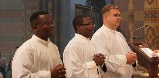 Nadbiskup Hranić po prvi puta zaredio dvojicu đakona iz Afrike Nadbiskup Hranić po prvi puta zaredio dvojicu đakona iz Afrike