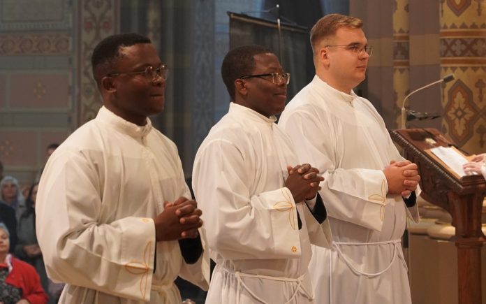 Đakoni Afrika Nadbiskup Hranić po prvi puta zaredio dvojicu đakona iz Afrike