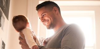 Sin Filip se vratio kući s bebom u naručju: „Ovo je moja kći…“