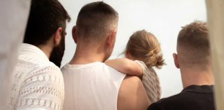 Trojica muškaraca koja žive u vezi posvojila dijete