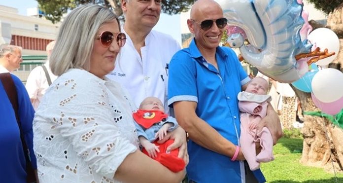 Marina je prošla 3 operacije dojke pa rodila blizance