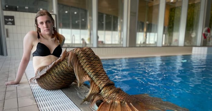 Muškarcu (26) koji se oblači kao sirena zabranili ulazak u žensku svlačionicu